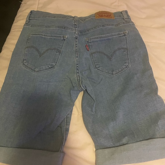 Levi’s women’s shorts. Size 26 - Picture 2 of 4